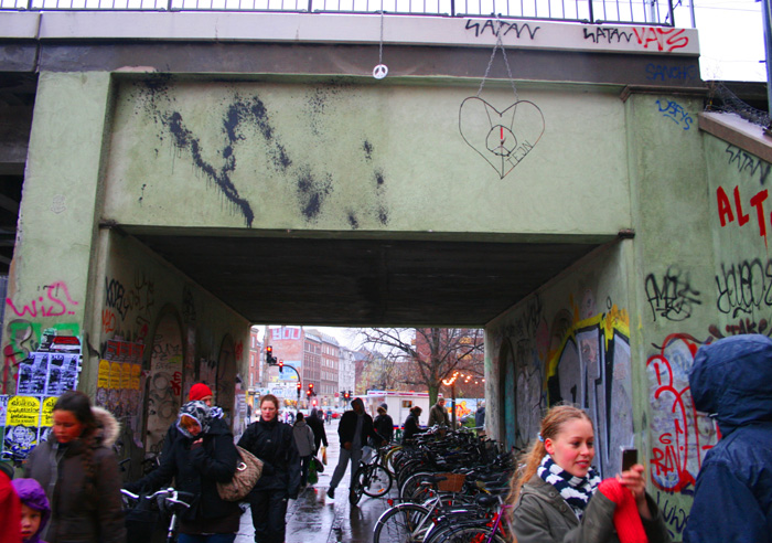 Tejn: lock on, street art, peace Nørrebro